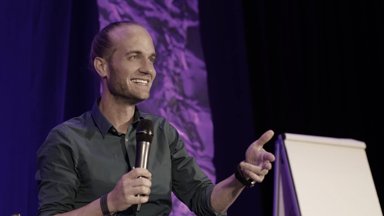 Joeri Billast on stage in New York with a microphone, speaker reel